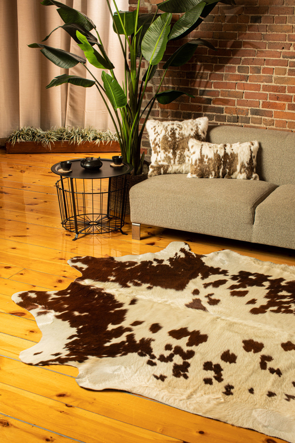 5' x 7' Brown and White Cowhide Hand Knotted Area Rug