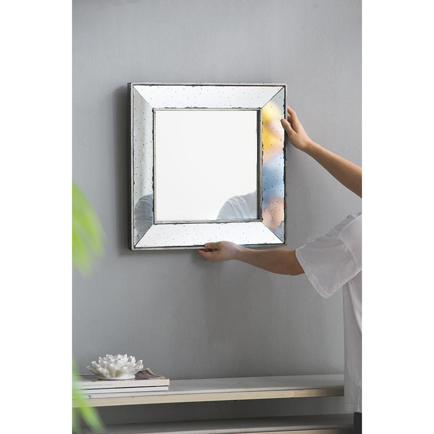 18" Wall Mounted Vintage Style Glass Frame Accent Mirror