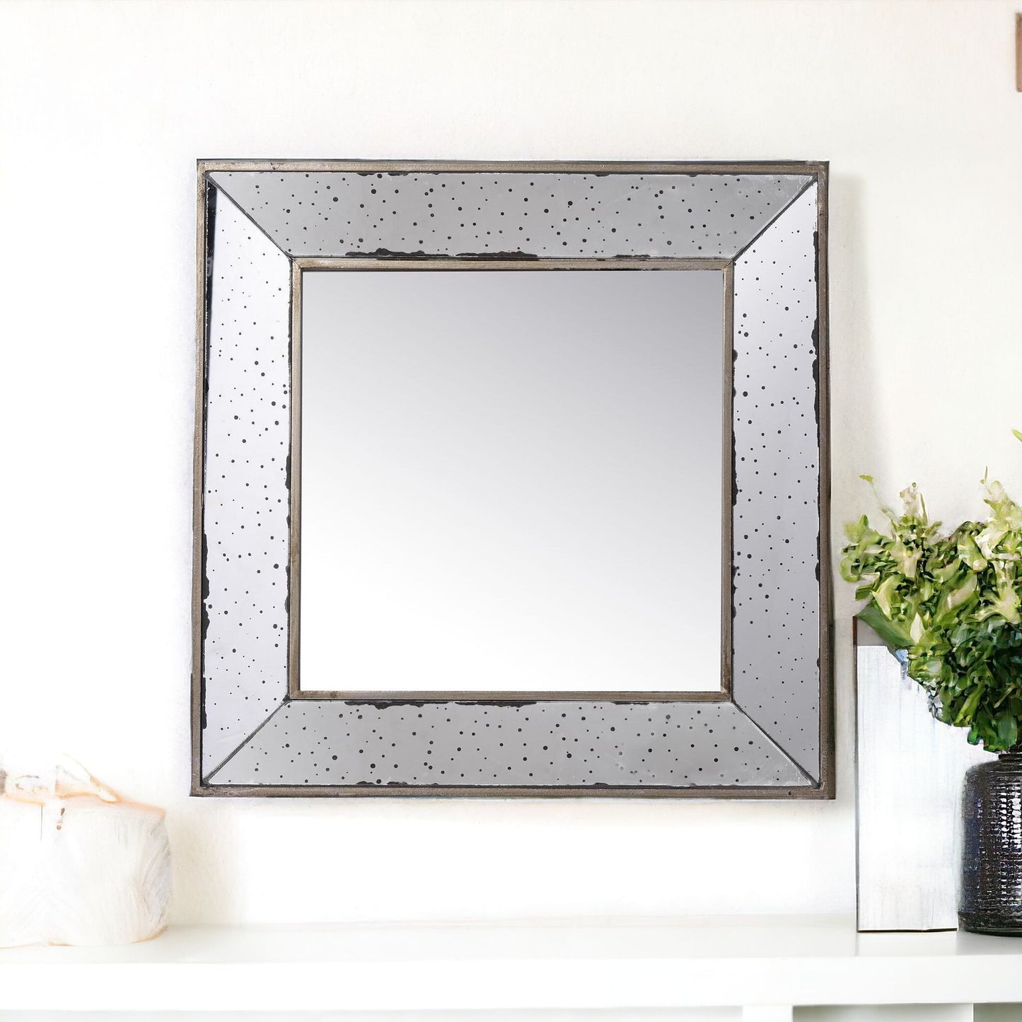 18" Wall Mounted Vintage Style Glass Frame Accent Mirror
