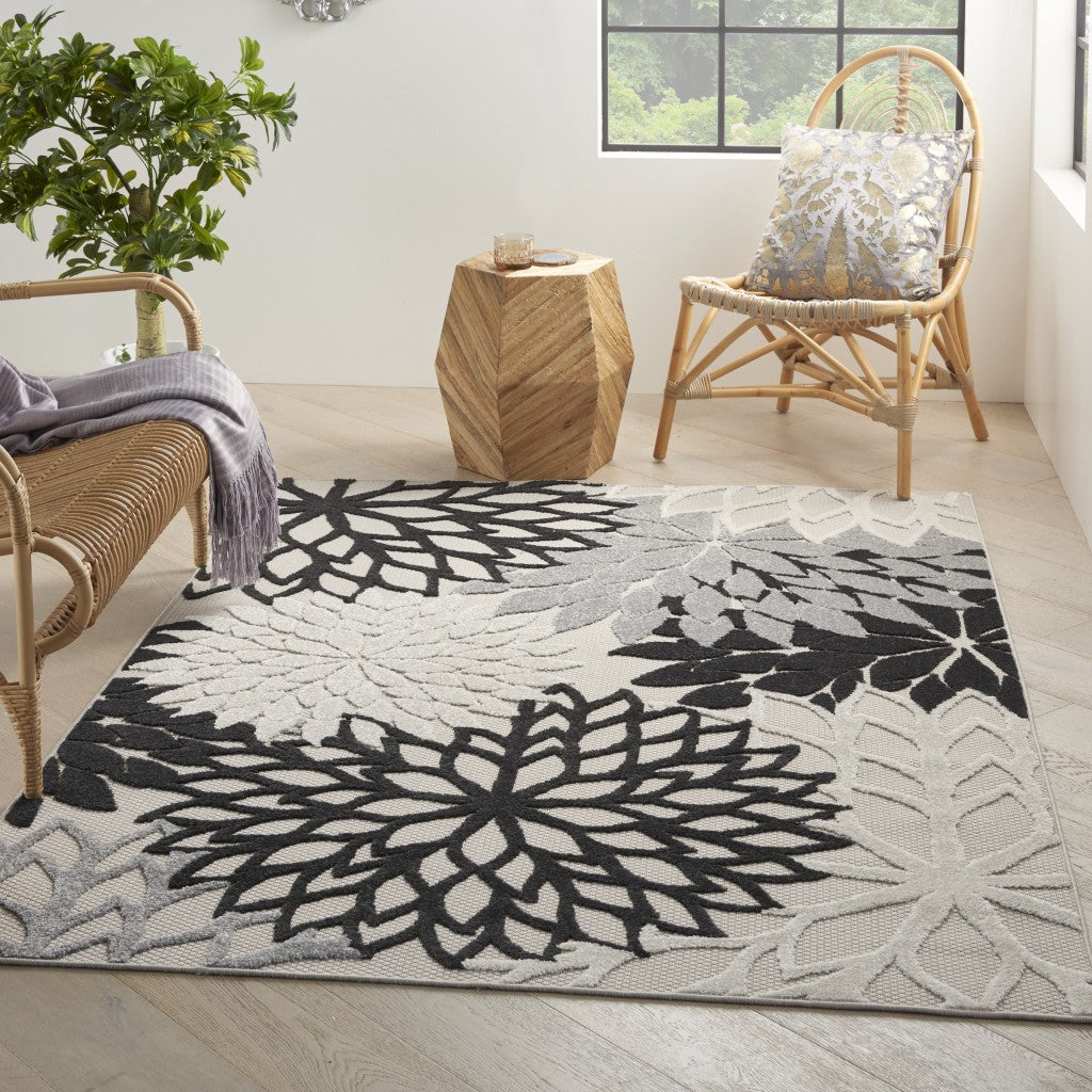 4' X 6' Black And White Floral Indoor Outdoor Area Rug