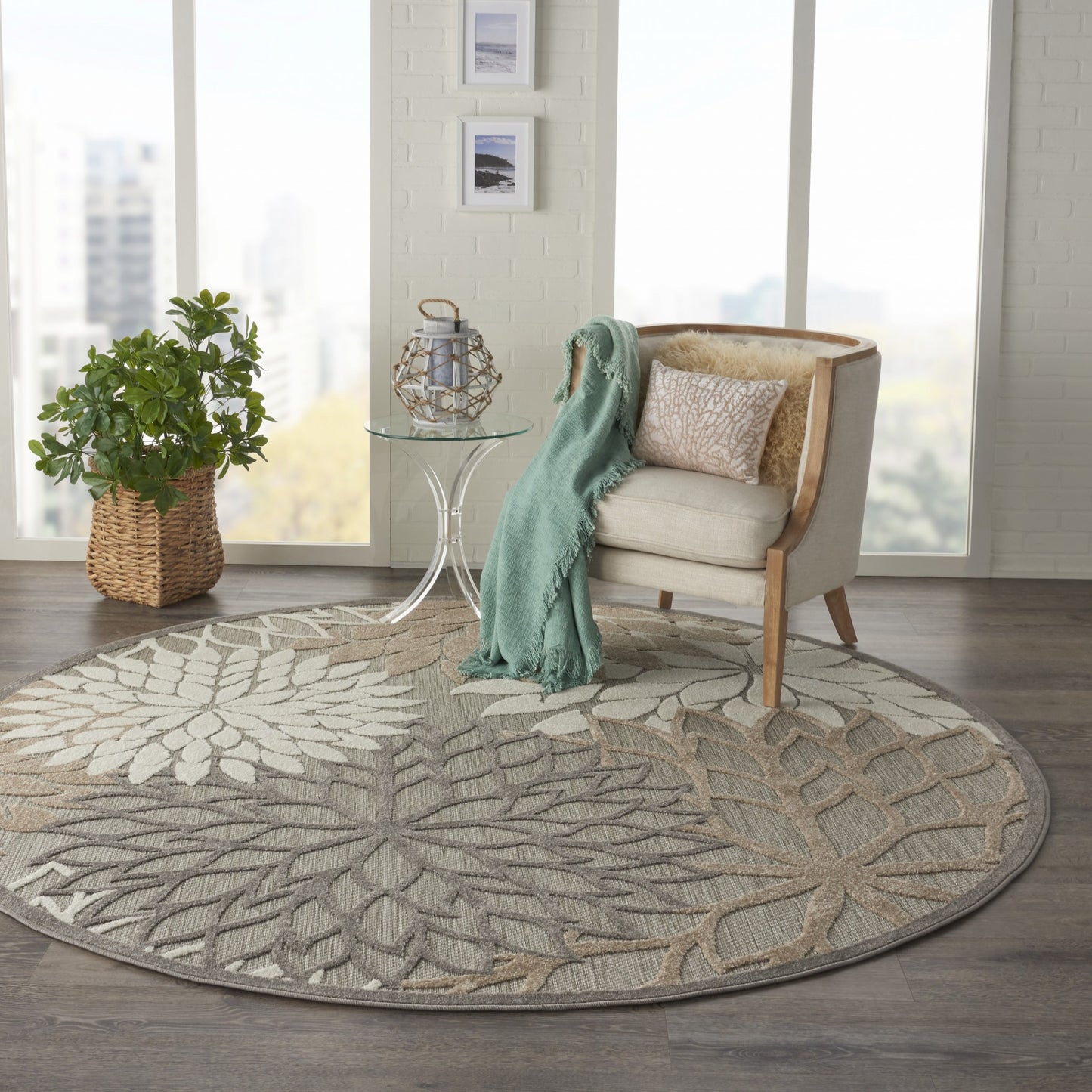 8' Round Gray And Ivory Round Floral Indoor Outdoor Area Rug