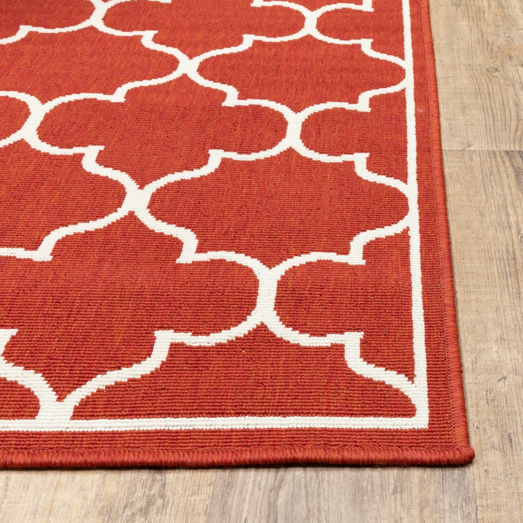 8' x 8' Red and Ivory Round Indoor Outdoor Area Rug