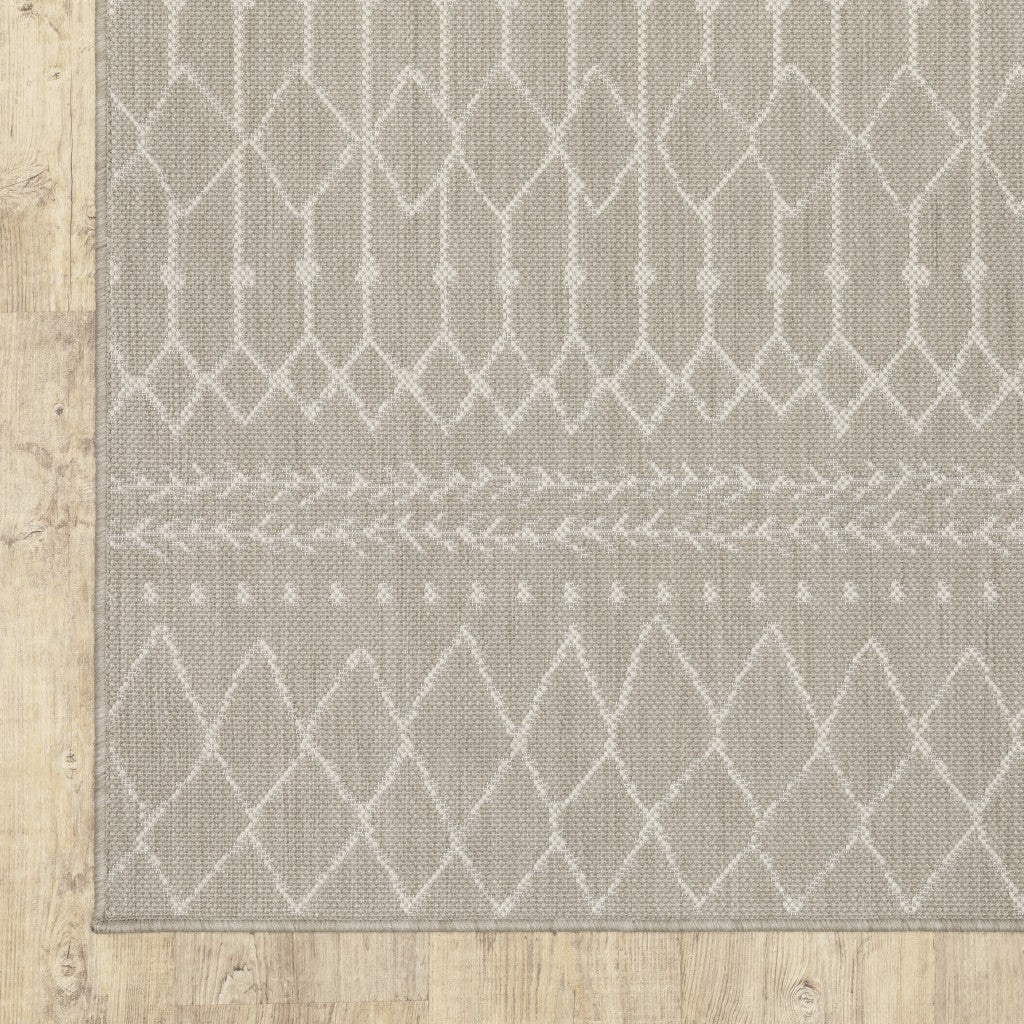 7' x 9' Gray and Ivory Indoor Outdoor Area Rug