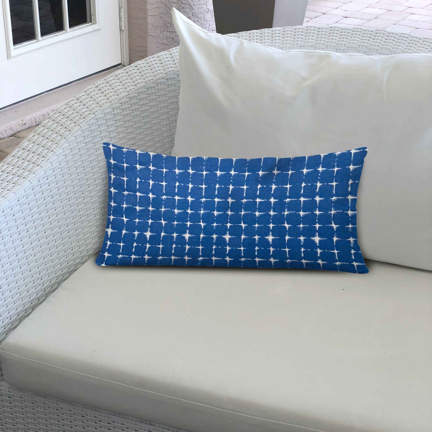 14" X 20" Blue And White Enveloped Abstract Lumbar Indoor Outdoor Pillow Cover